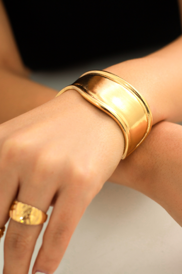 Elegant bracelet, gold color.